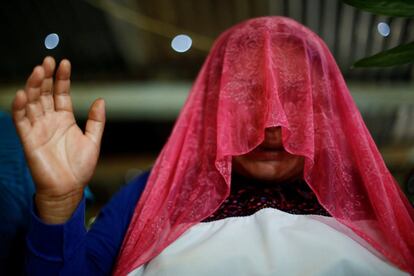 Una mujer musulmana reza en la reunión entre fieles evangélicos y musulmanes en una iglesia evangélica en San Juan Chamula (México).