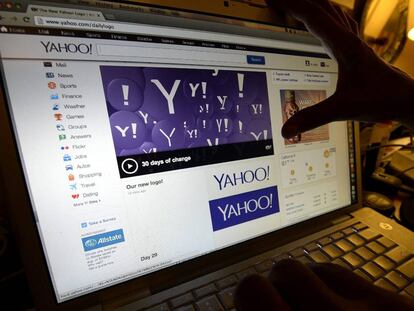 Una persona observa la página de inicio de Yahoo!.