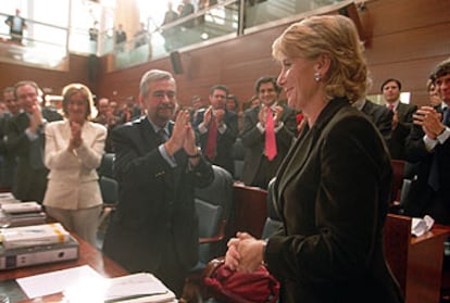 Parlamentarios del PP aplauden a Aguirre tras ser elegida presidenta de la Comunidad de Madrid.