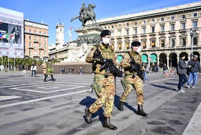 Soldados italianos patrullan este lunes con mascarillas la plaza del Duomo de Milán.