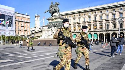 Soldados italianos patrullan este lunes con mascarillas la plaza del Duomo de Milán.