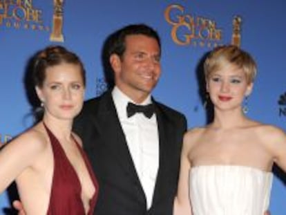 La actriz Amy Adams, el actor Bradley Cooper y Jennifer Lawrence posan durante la ceremonia de los Globos de Oro