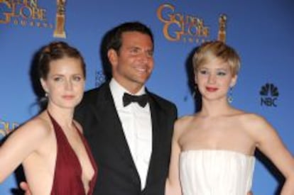 La actriz Amy Adams, el actor Bradley Cooper y Jennifer Lawrence posan durante la ceremonia de los Globos de Oro