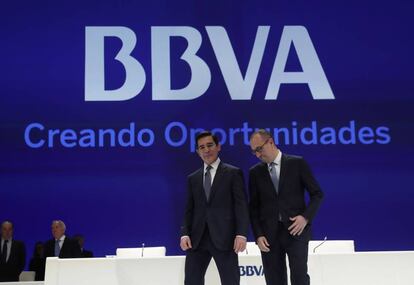 El presidente del BBVA Carlos Torres (izquierda), junto al consejero delegado de la entidad bancaria, el turco Onur Genç (derecha).