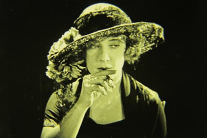 Betty Compson, en un fotograma de <i>The White Shadow,</i> una de las primeras películas en las que participó Alfred Hitchcock.