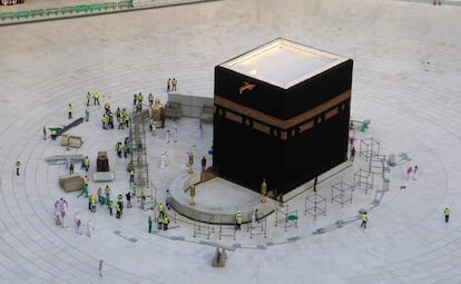 Trabajadores en el área que rodea a la Kaaba, dentro de la Gran Mezquita de la Meca, en el día en que Arabia Saudí ha ordenado esterilizar la zona por miedo al coronavirus, una acción sin precedentes. Imagen tomada el 5 de marzo.