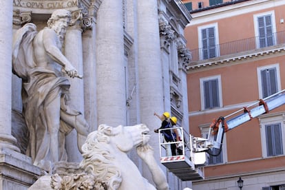 En la imagen, trabajadores municipales utilizan una grúa en agosto de 2012 para evaluar la restauración de la fuente, después de que se desprendieran algunas piezas decorativas en junio de 2011.