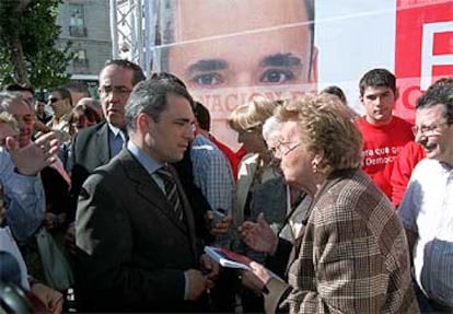 Rafael Simancas hacía ayer campaña electoral en la Puerta del Sol de Madrid.