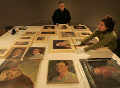 Rosa Castells, comisaria de la exposición de Varela, ayer, durante el montaje en la Lonja de Alicante.