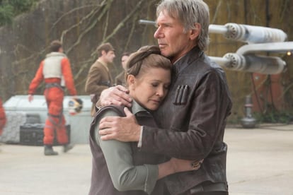 En 2015, Harrison Ford se metía en el papel de Han Solo por cuarta vez a lo largo de su carrera, y regresará a la saga galáctica en el Episodio VIII. Hace pocos meses, los fans de Star Wars supieron por la propia Carrie Fisher que el amor entre su personaje, la princesa Leia, y Han Solo llegó a traspasar la gran pantalla. Ambos vivieron un tórrido romance durante el rodaje de la primera película, cuando Ford estaba casado con Mary Marquardt.