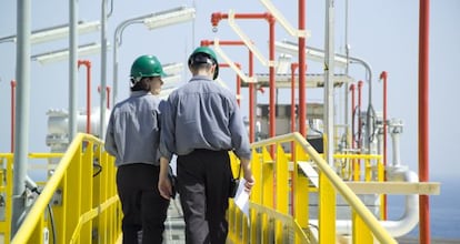 Técnicos del grupo Enagas revisan las instalaciones de la compañía en México.