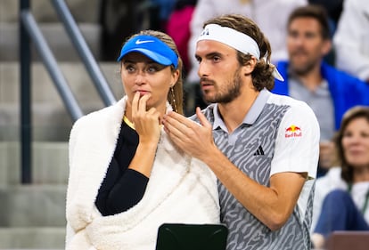 Paula Badosa y Stefano Tsitsipas, en un partido de tenis el 5 de marzo de 2024. 