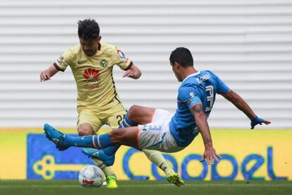 Oribe Peralta (i) disputa un bal&oacute;n contra Francisco Rodr&iacute;guez