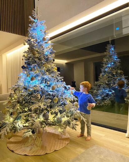 Luces azules en el árbol de Navidad es la gran apuesta en la casa de Helen Lindes y Rudy Fernández. La modelo subió una instantánea a su Instagram en la que aparece su hijo mayor, Alan, que está a punto de cumplir los tres años. La ex miss España tiene otro hijo con el jugador de baloncesto: Aura, una niña que nació el pasado mes de mayo.