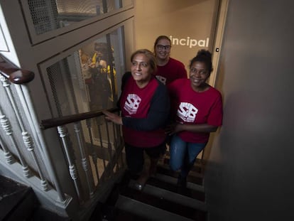 Maribel, Sara y Eloisa en la escalera del número 1-3 de la calle Parlament.