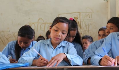 Niñas durante una clase en la ONG Her Turn.