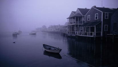 Casas sobre el puerto de Nantucket, en la isla del mismo nombre, en Massachusetts, EE UU.