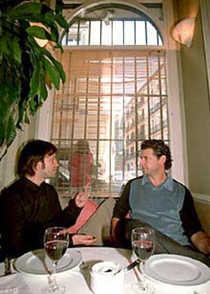 Juan Carlos Fresnadillo (izquierda) y Julio Medem, durante una entrevista para EL PAIS con motivo de su presencia en Sundance.