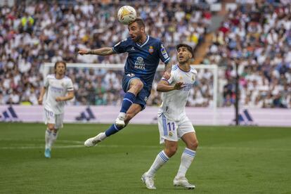 Sergi Darder, del Espanyol, se hace con el balón frente a Marco Asensio.  left, duels for the ball with Real Madrid's Marco Asensio during La Liga 