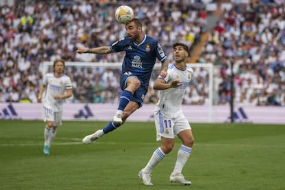 Sergi Darder, del Espanyol, se hace con el balón frente a Marco Asensio.  left, duels for the ball with Real Madrid's Marco Asensio during La Liga 