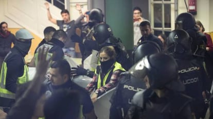 La policía interviene en el centro Ramon Llull de Barcelona el 1-O.