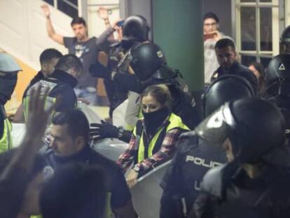 La policía interviene en el centro Ramon Llull de Barcelona el 1-O.