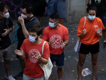 Activistas del Sindicato de Inquilinos en un desahucio