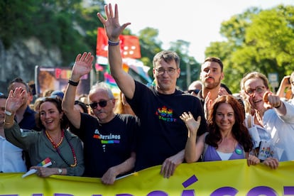 El alcalde de Budapest, Gergely Karacsony, en el centro de la imagen, durante la marcha del Orgullo.