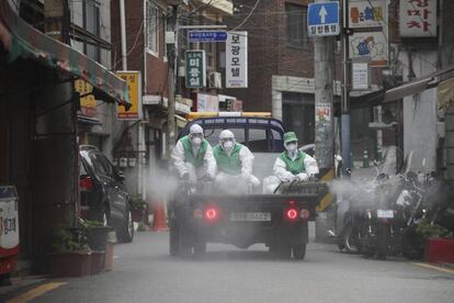 Trabajadores sanitarios desinfectan una calle de Seúl (Corea del Sur).