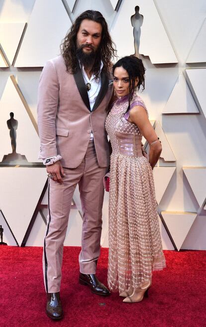 Jason Momoa e Lisa Bonet no tapete vermelho do Dolby Theatre, em LA. 