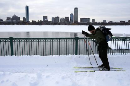 Un viandante se transporta gracias a los esquís, junto a la rivera del río Charles, a su paso por Boston. 