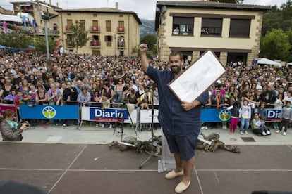 El cocinero David de Jorge saluda tras ser el pregonero en la tradicional celebración de la Fiesta de la Vendimia de Rioja Alavesa.