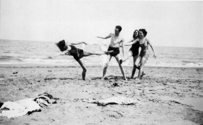 Camus con unas amigas en la playa.