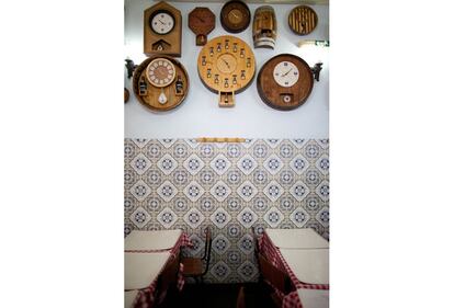 Clocks inside the lounge of the A Provinciana bar.