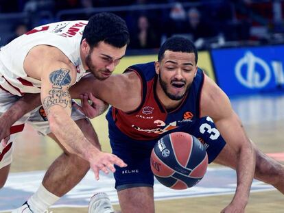 James y Shields pelean por un balón