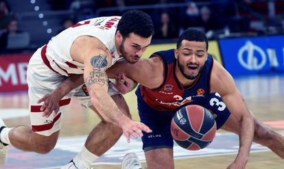 James y Shields pelean por un balón