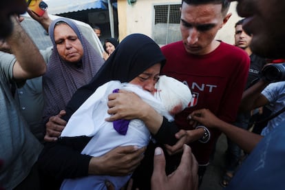 Una mujer abraza el cuerpo sin vida de su nieto, fallecido tras el bombardeo israelí sobre el hospital Al-Aqsa, este lunes.