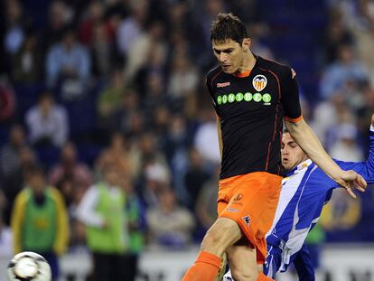 Zigic, en el momento de conseguir el primer gol a pesar del esfuerzo por impedirlo de Víctor Ruiz.