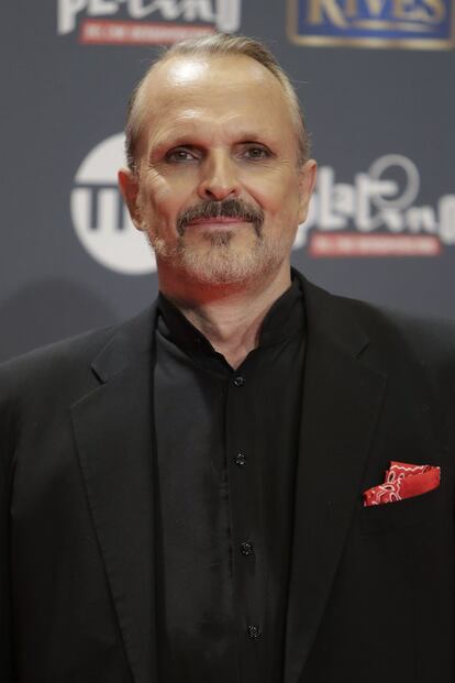 El cantante Miguel Bosé se vio obligado en septiembre de 2017 a publicar en su cuenta de Instagram una fotografía en la que aparece posando junto a sus cuatro hijos. “Me han robado archivos fotográficos de mi familia y me están extorsionando desde hace semanas”, explicaba en el texto que acompaña a la imagen. “Para interrumpirle el negocio a mi agresor me veo obligado a mostrar las identidades de mis hijos”. El cantante ya había anunciado con anterioridad que estaba siendo víctima de una extorsión y que unos desconocidos le pedían 60.000 dólares (algo más de 50.000 euros) a cambio de no publicar las citadas imágenes.