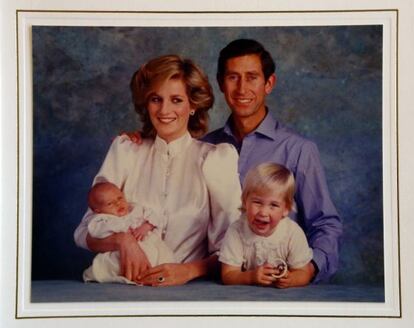 La princesa Diana de Gales y el príncipe Carlos de Inglaterra, con sus hijos, en una felicitación navideña de 1984.