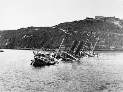 El crucero español 'Reina Mercedes', hundido en la bahía de Santiago de Cuba en 1898.
