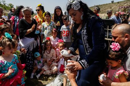 Todos los niños quieren soltar una paloma en honor a la Virgen del Rocío de la Cañada Real. El reparto es un momento tenso. Mientras esperan que lleguen los últimos participantes, las palomas se revuelven en las manos de los niños, que esperan algo incómodos, emocionados e impacientes. 