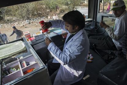 En los autobuses más grandes la cabina hace las funciones de farmacia. Las pastillas se dispensan por unidades para que no se desperdicien y para que se tomen hasta el final del tratamiento.