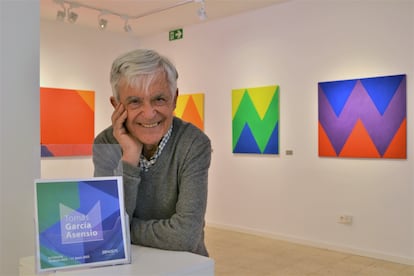 Tomás García with his works on exhibit at the Espacio75 gallery.