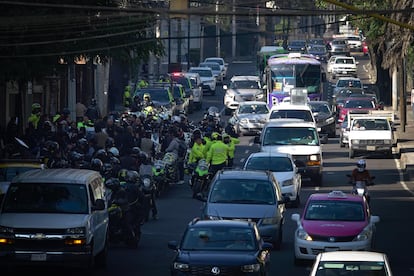 Salida de la carroza donde se transporta el cuerpo de Silvia Pinal rumbo a su homenaje en el centro histórico de Ciudad de México. 