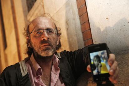 Antonio Blanco with a picture of his daughter, who was taken to Japan by his ex-wife.