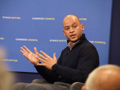 Fotograf&iacute;a de Mohannad Sabry en una conferencia en el think Carnegie, en Washington 