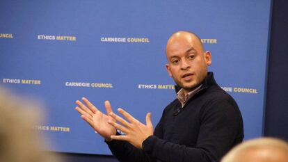 Fotografía de Mohannad Sabry en una conferencia en el think Carnegie, en Washington