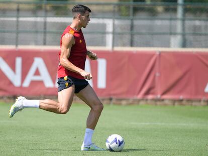 Roger Ibañez, jugador del Roma, en un entrenamiento de esta pretemporada.