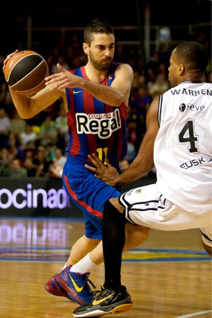 Navarro sostiene el balón ante la defensa de Warren.